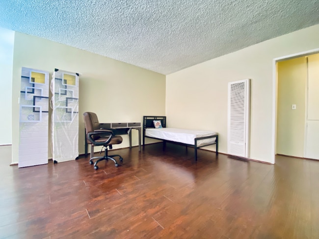 Building Photo - 1440 Centinela Ave