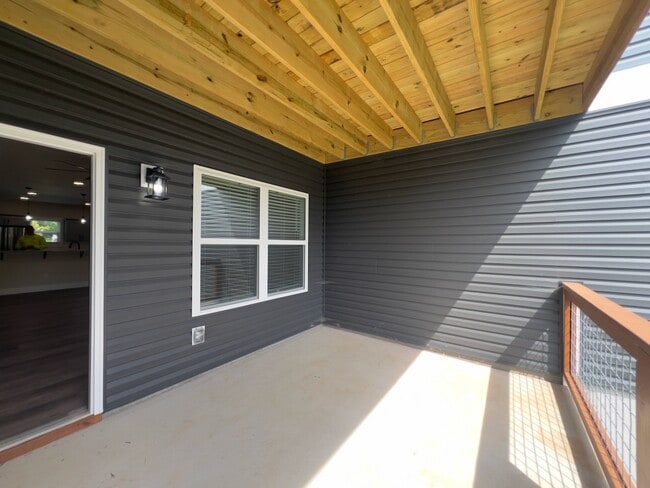 Building Photo - 143 Carver St