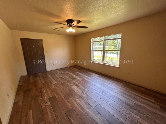 Building Photo - MOVE IN SPECIAL! HALF OFF MOVE IN RENT! Re...