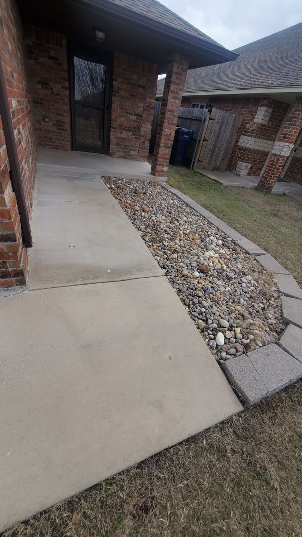 Building Photo - (3) Bed/(2) Bath in SW Moore Avail Early June!