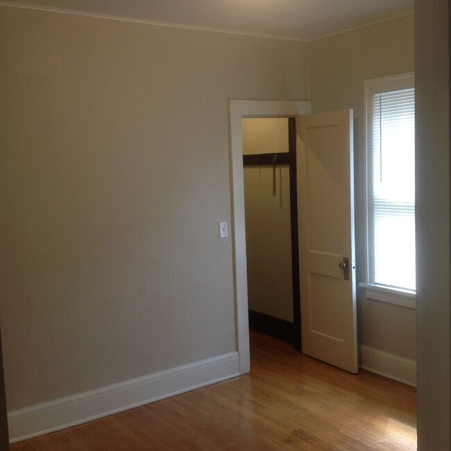 Building Photo - Cute single family house for rent in Willmar, MN