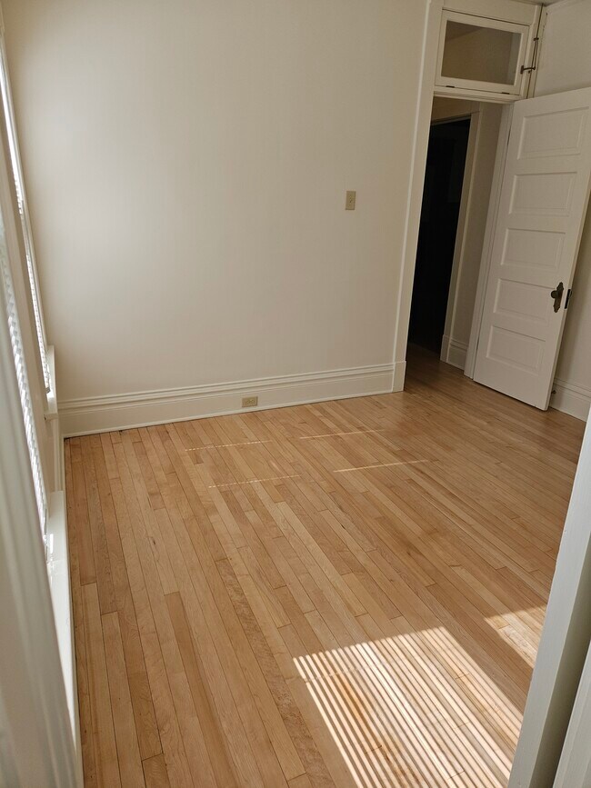 Building Photo - 1900 E Newberry Blvd