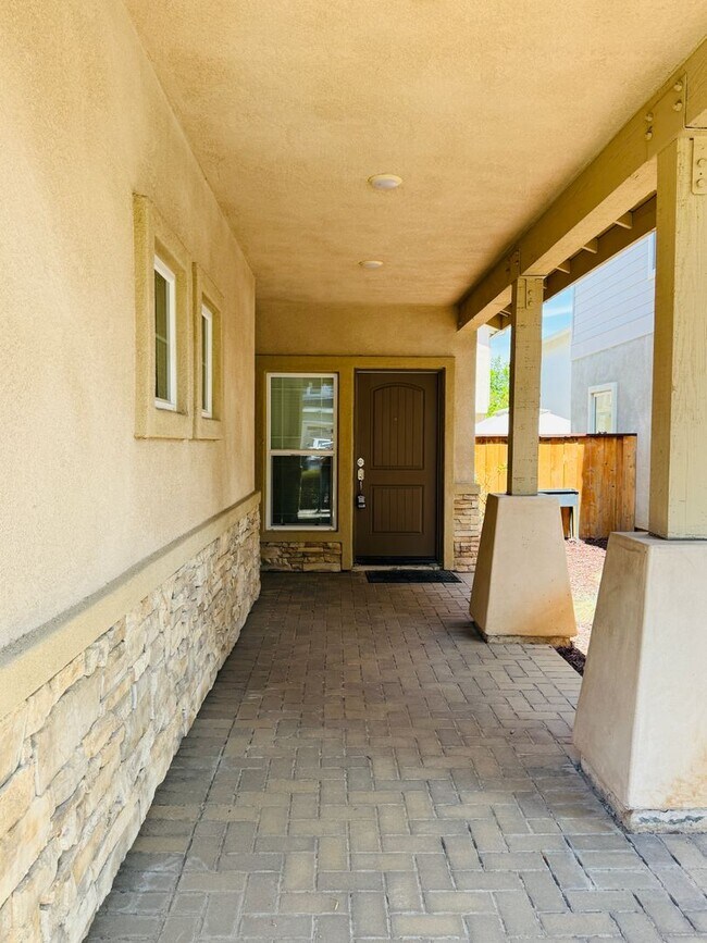 Building Photo - 748 Lincoln Pl