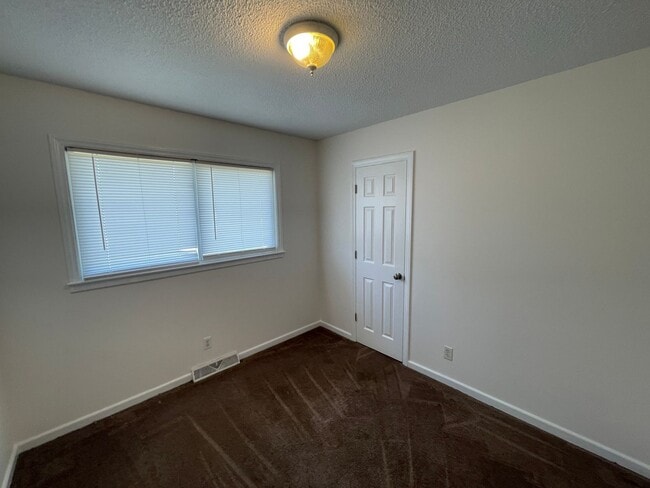Building Photo - Freshly painted 3 bedroom 1.5 bath house with very large yard!  Pet Friendly!