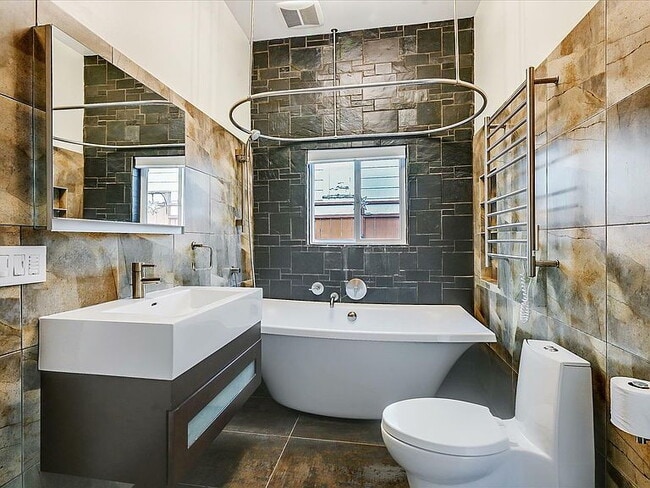 Building Photo - 2-Bed Oasis in the Heart of San Francisco - Spacious 1300 Sq Ft!"