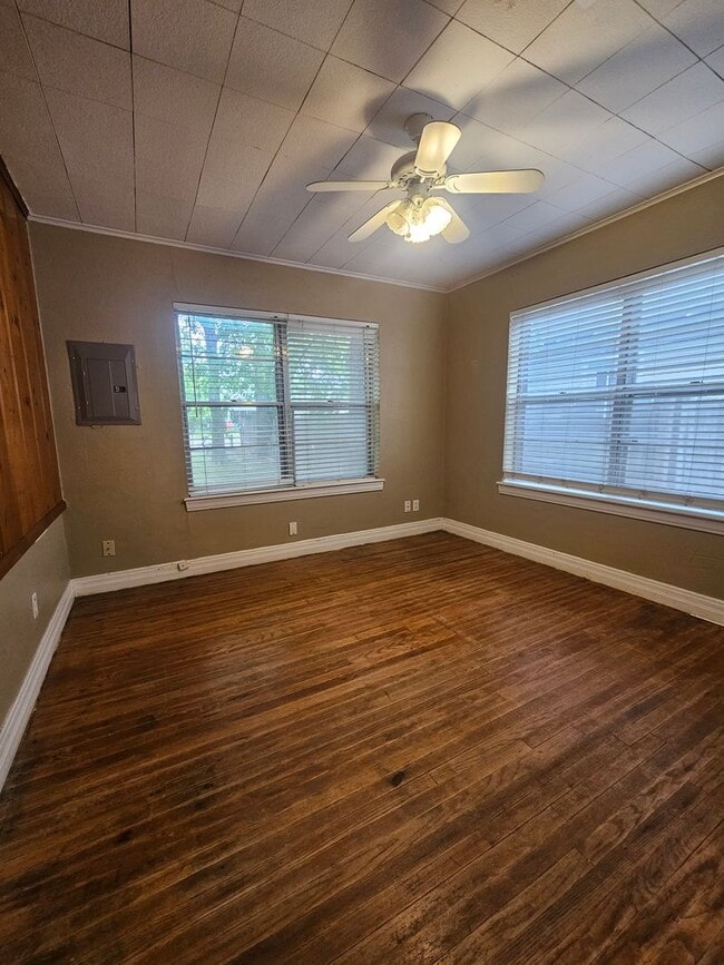 Building Photo - (2) Bed/(1) Bath Avail NOW! Hardwood Floors!