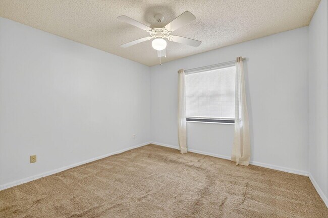 Building Photo - 6101 SE Landing Way