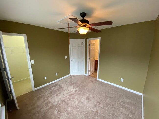 Building Photo - Lovely townhouse in fantastic Durham locat...