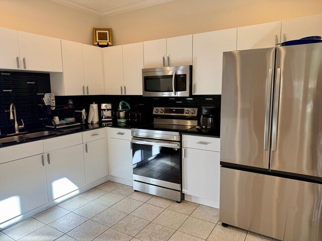 Building Photo - Carillon townhome in Gated Community