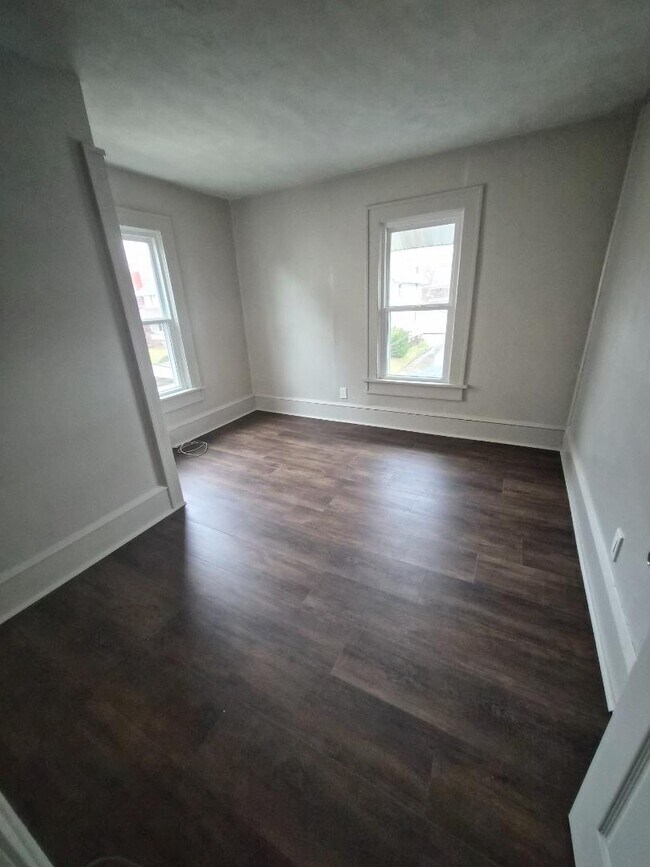 Building Photo - 323 Bedford Ave NW