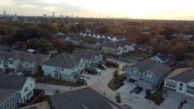 Building Photo - 206 Fulton Station Dr