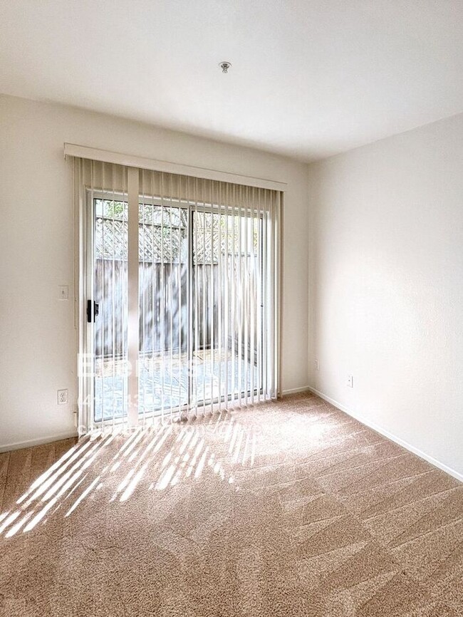 Building Photo - Lovely 2-Bedroom Townhome: Comfort and Con...