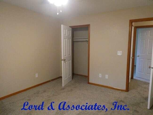 Building Photo - 318 Lois Ln