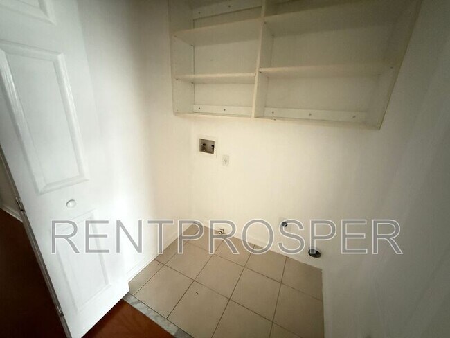 Building Photo - 915 Vineland Pl