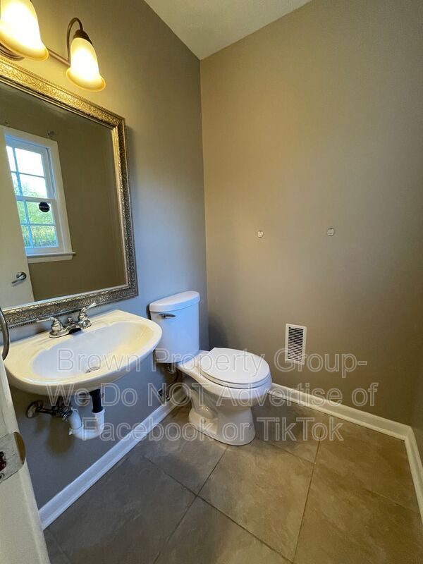 Building Photo - 1536 Rossmore Dr
