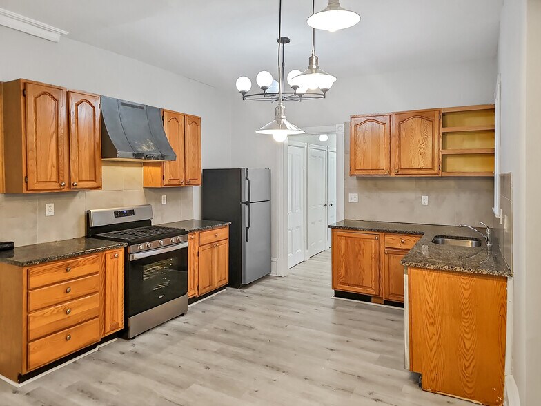 Building Photo - 637 N 32nd St