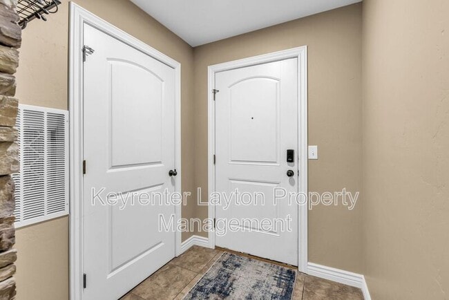 Building Photo - 905 S Main St