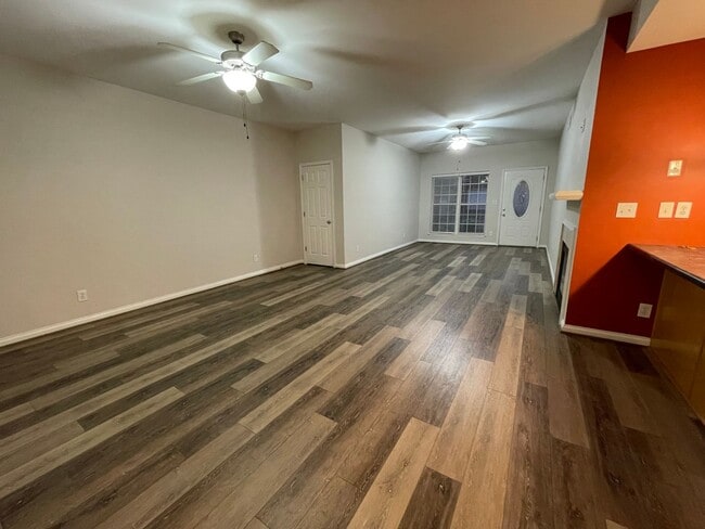 Building Photo - Beautiful 2 Bedroom Condo off of Shelbyvil...