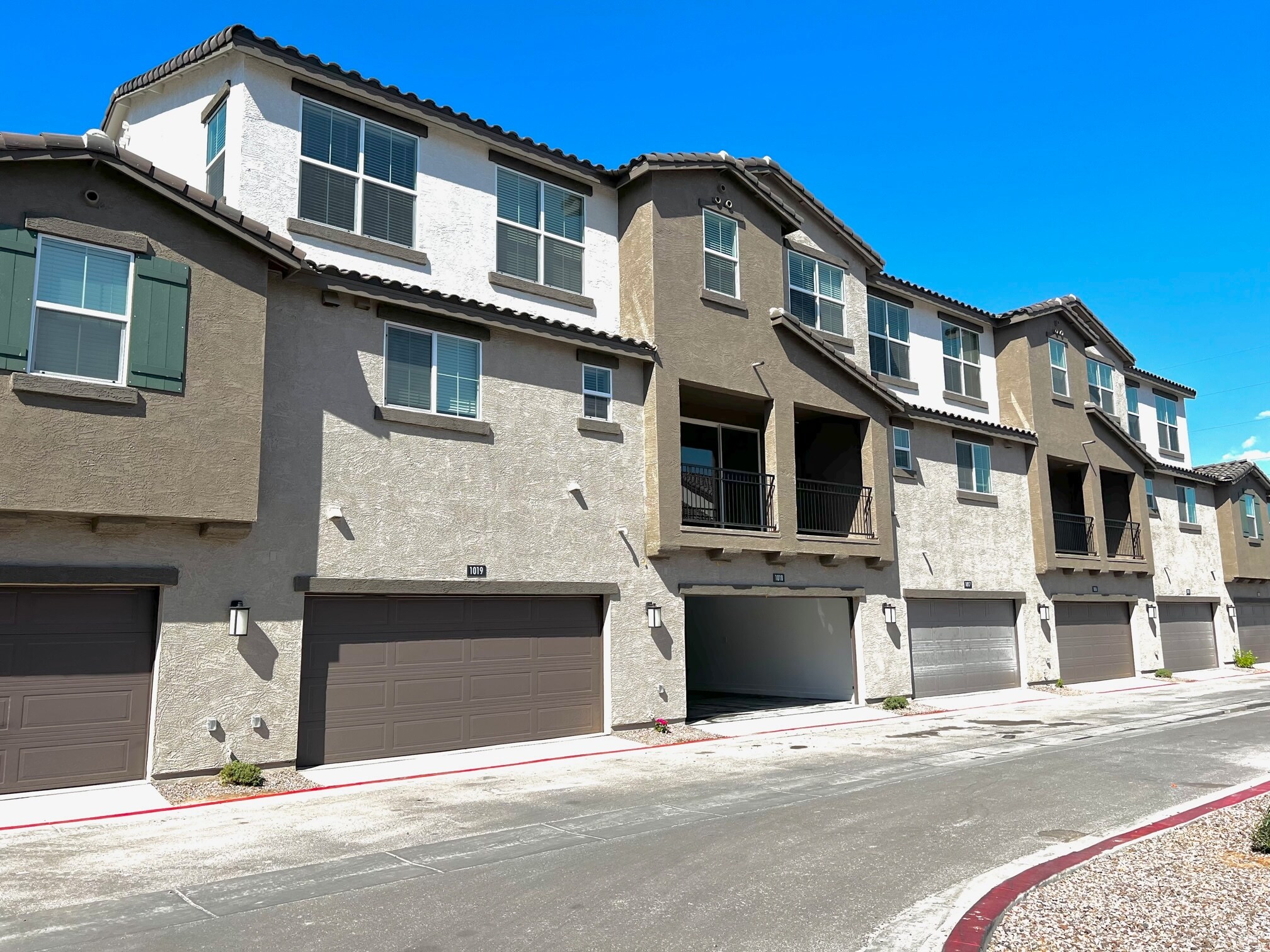 Building Photo - 1255 N Arizona Ave