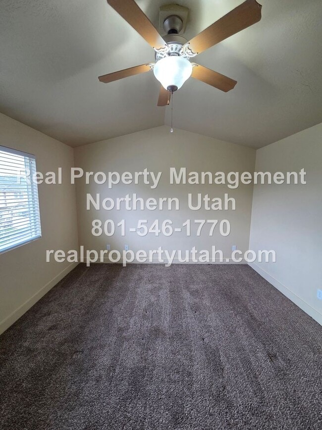 Building Photo - 3 Bedroom 2 Bath Townhome in West Haven Av...