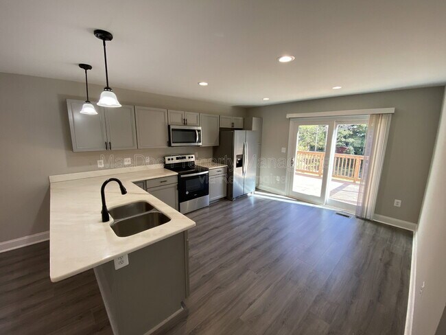 Building Photo - 77 Lakeview Dr