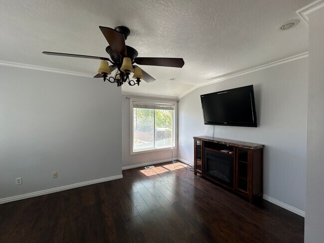 Building Photo - 4 Bedroom 4 Bathroom Home in Provo, Utah!