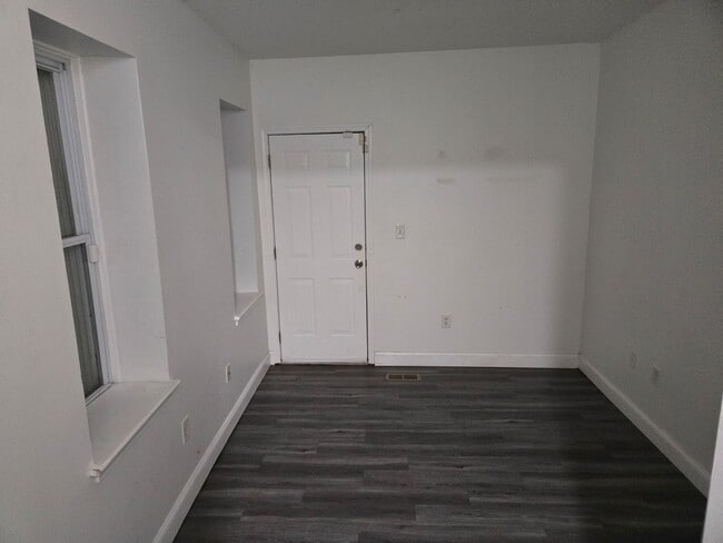 Building Photo - 4 bedroom two bath townhouse