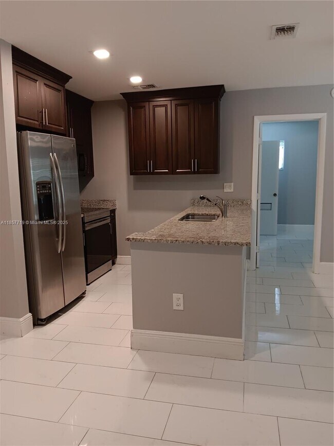 Building Photo - 6040 Shaker Wood Cir