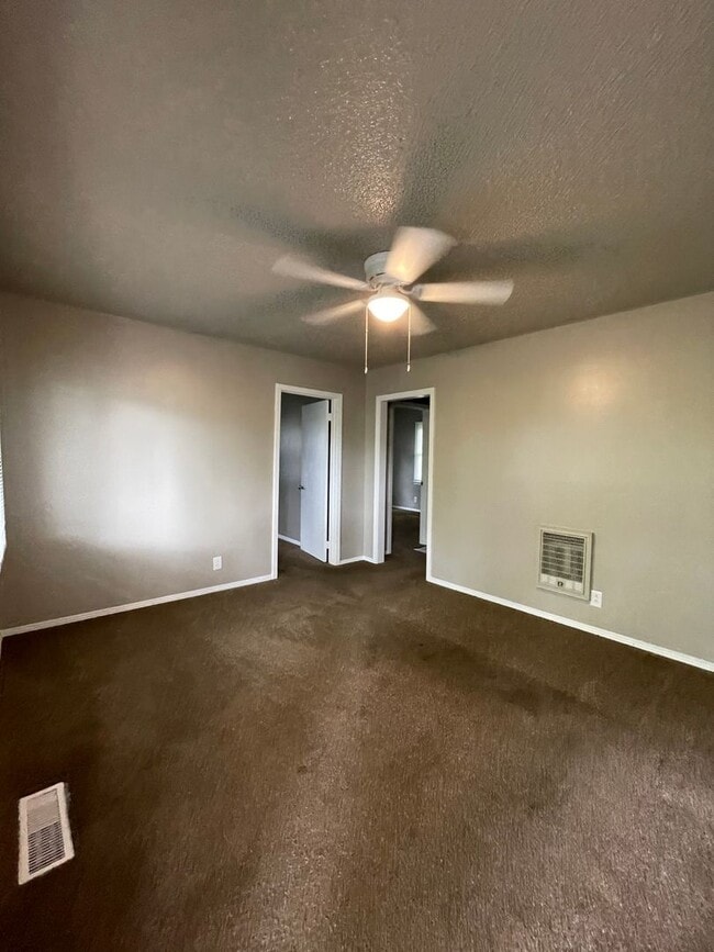 Building Photo - 3-Bedroom Home for Rent – Big Yard & Moder...
