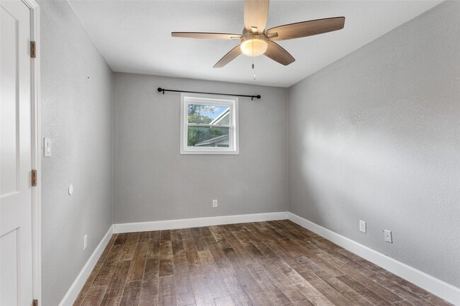 Building Photo - 3310 Oak Dr