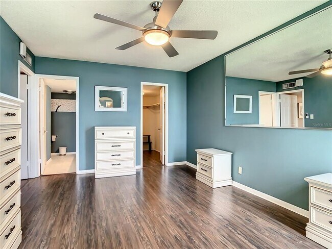 Building Photo - 7400 Sun Island Dr S