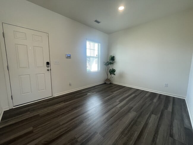 Building Photo - 156 Babbling Brk Dr