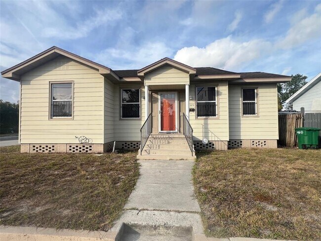 Primary Photo - 2323 W North B St