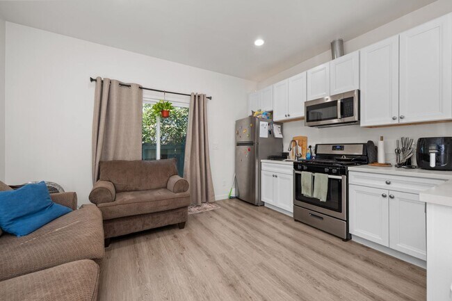 Building Photo - Private turfed yard!