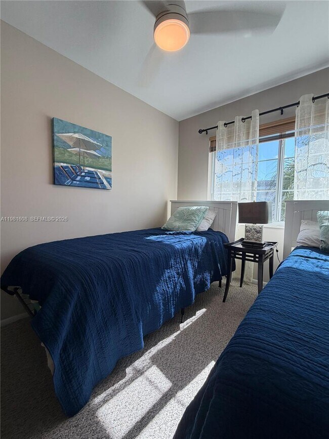 Building Photo - 1832 Sunny Dr