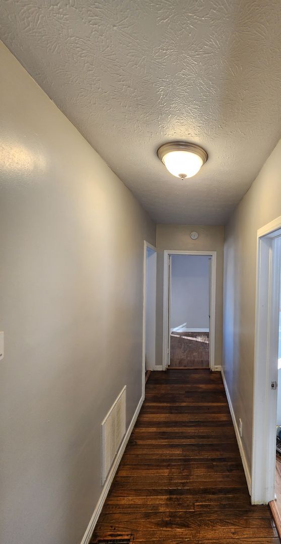 Building Photo - 2 bedroom house