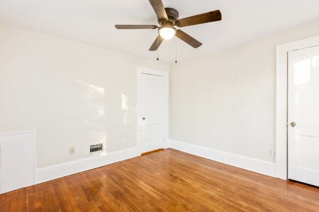 Building Photo - 2 Bed, 1 Bath Townhome in Haymount