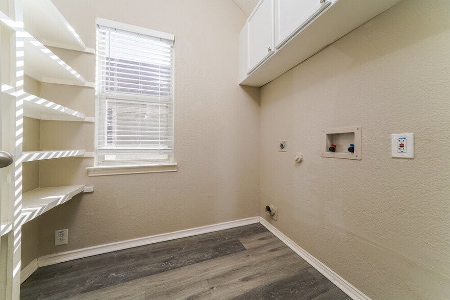 Building Photo - 409 Creekview Dr