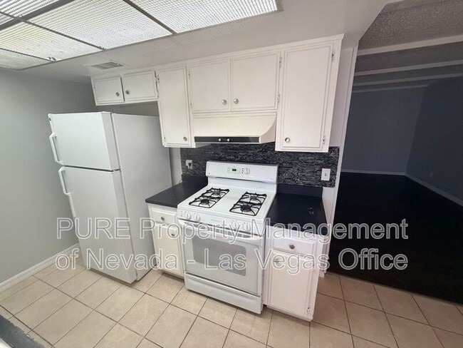 Building Photo - 1405 E Vegas Valley Dr