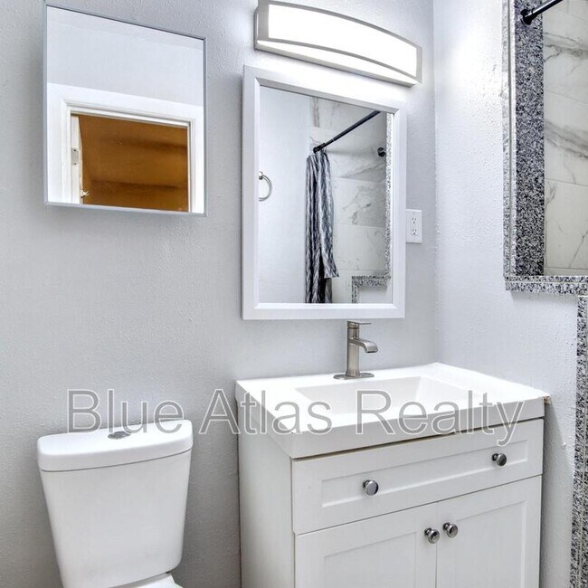 Building Photo - 608 W Pleasantview Dr