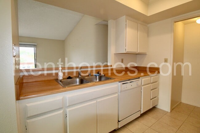 Building Photo - 9362 Twin Trails Dr