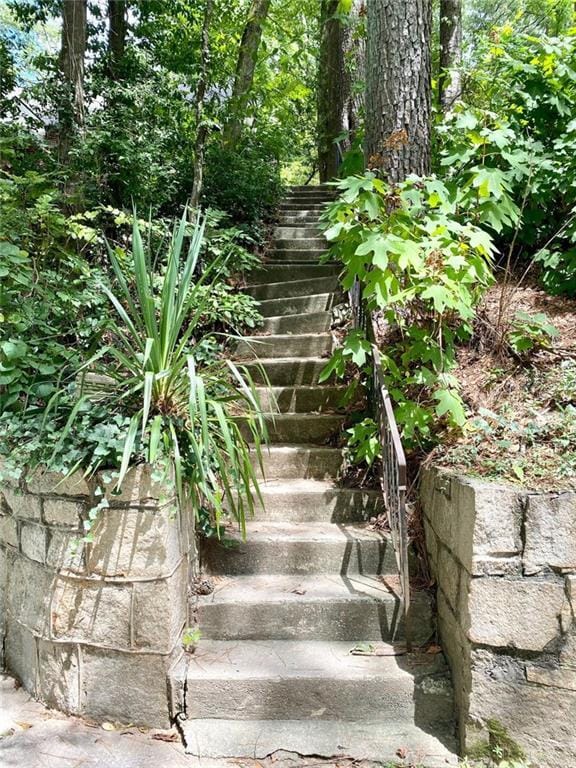 Building Photo - 487 Lakeshore Dr NE