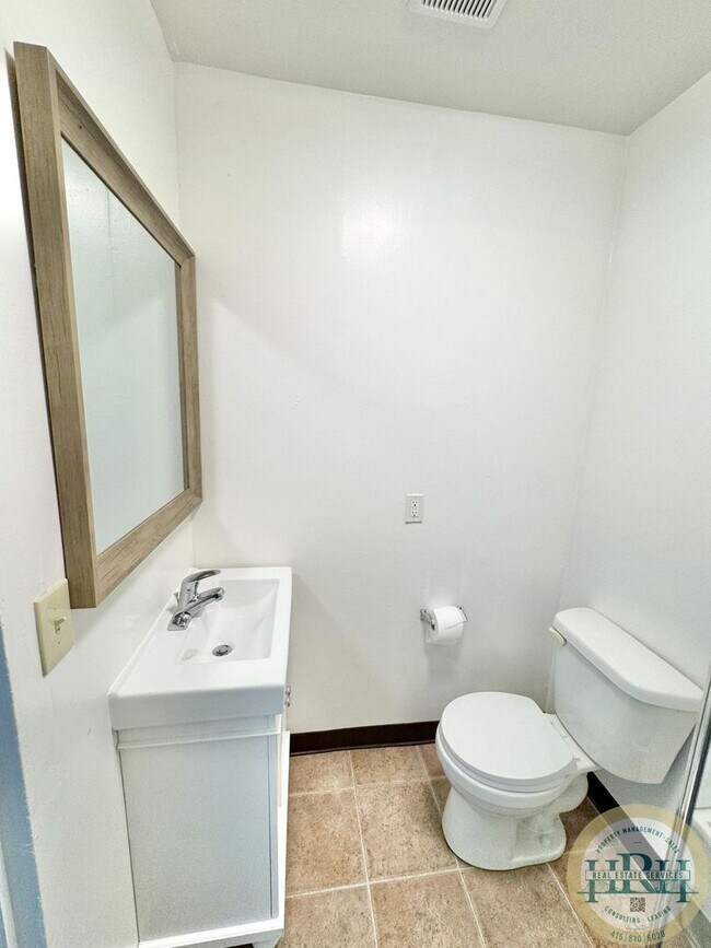 Building Photo - Top Floor Studio Unit in the Heart of the ...