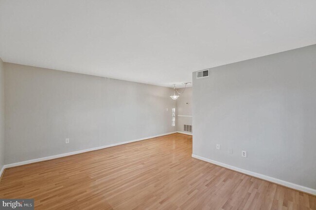 Building Photo - 704 S Arlington Mill Dr