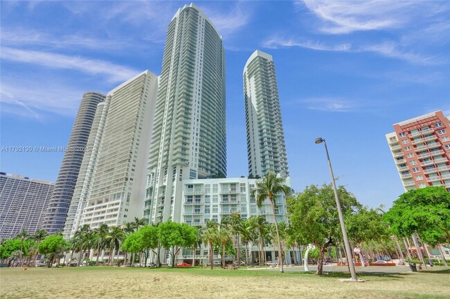 Building Photo - 1900 N Bayshore Dr