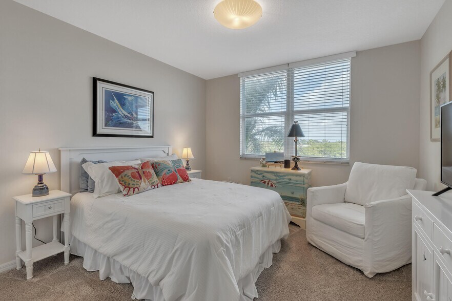 Building Photo - 700 E Boynton Beach Blvd