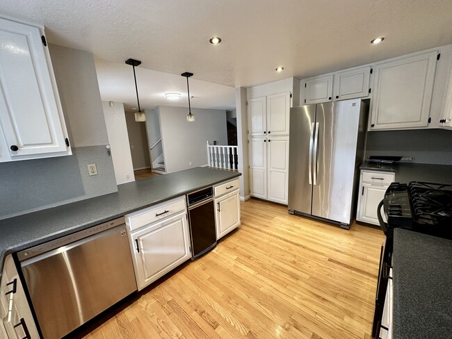 Building Photo - 2421 Vanderbilt Ln