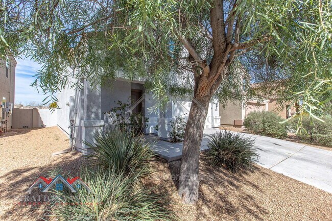 Building Photo - 5926 E Oasis Blvd