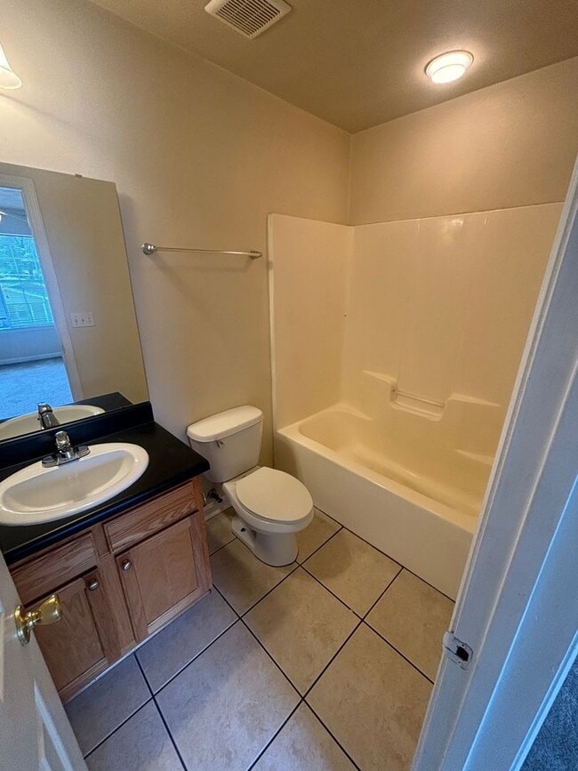 Building Photo - Awesome 3x3 Townhouse with Private Driveway!