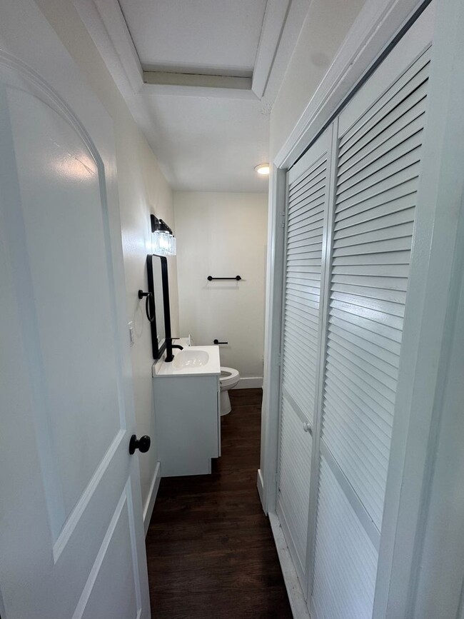 Building Photo - Newly Renovated 3 Bed / 1 Bath Walk to OWU!